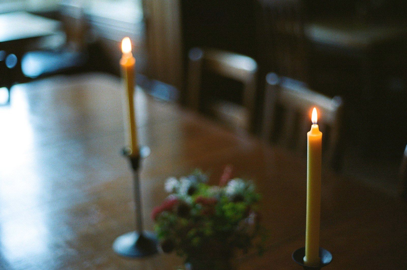 Dos velas encendidas en la mesa del comedor